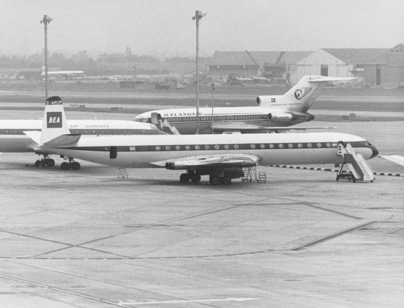 Letoun de Havilland DH-106 Comet na letišti