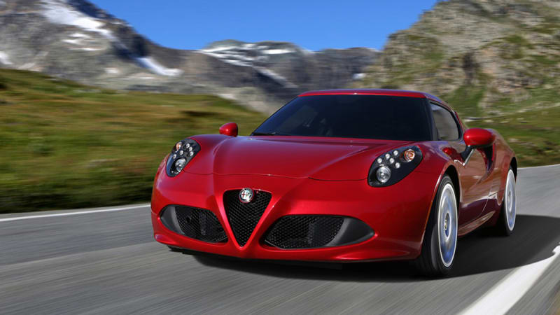 Alfa Romeo 4C: "Je to hrozné auto. Není vidět dozadu, od dveří táhne a z toho hluku mi krvácely uši. Ale přesto ho zbožňuju. Ostatní auta působí jako stroje, ale Alfa je lidská. Je jako štěňátko od Ferrari."