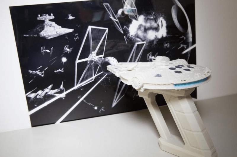 Millenium Falcon UV laser - můžete si s jeho pomocí vytvářet světélkující výjevy ze Star Wars