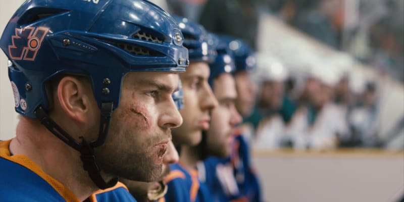 Goon (2011) - V tomhle sportovním snímku si Seann William Scott (Stifler z Prciček) zahraje hokejového obránce, který má jediný úkol. Bránit na ledě své spoluhráče všemi pěstmi možnými!