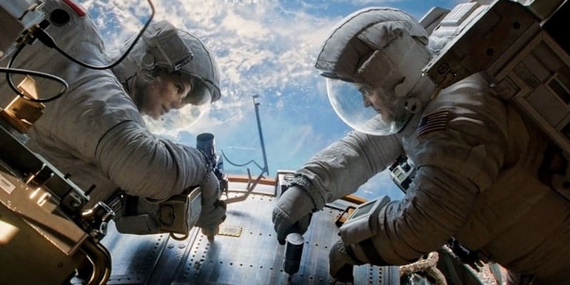 29) Gravitace (2013): Survival z pozemského orbitu, ve kterém se Sandra Bullock snaží dostat zpátky na zem