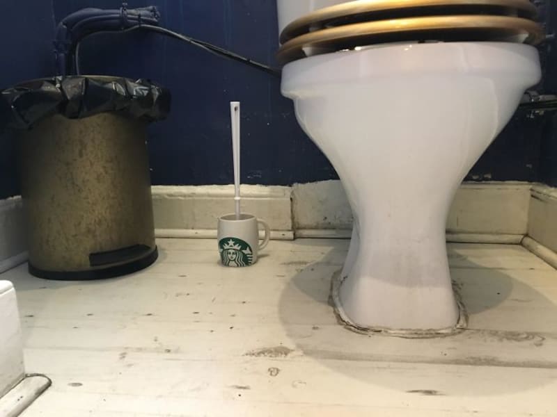 Místní nezávislá kavárna dává na toaletě dost jasně najevo, co si myslí o Starbucks