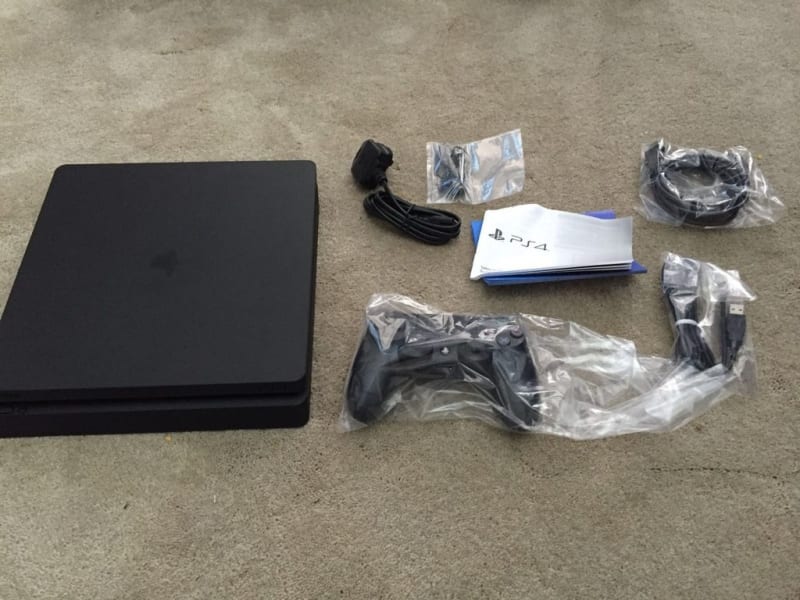Prohlédněte si nový PlayStation 4 Slim 7