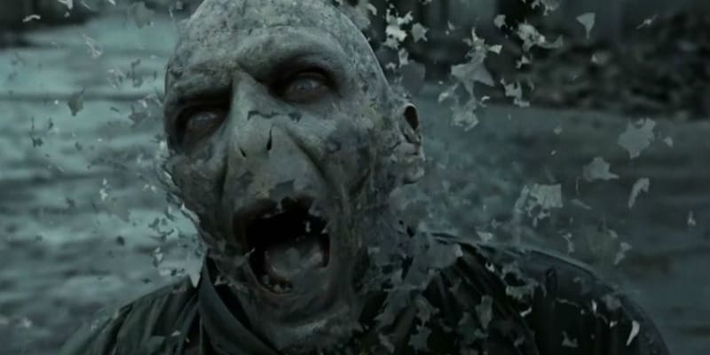 3) Harry Potter a Relikvie smrti - část druhá - Ralph Fiennes, který hrál Voldemorta, měl ve skutečnosti několik verzí závěrečného proslovu, tak aby zbytek herců pokaždé reagoval jinak.
