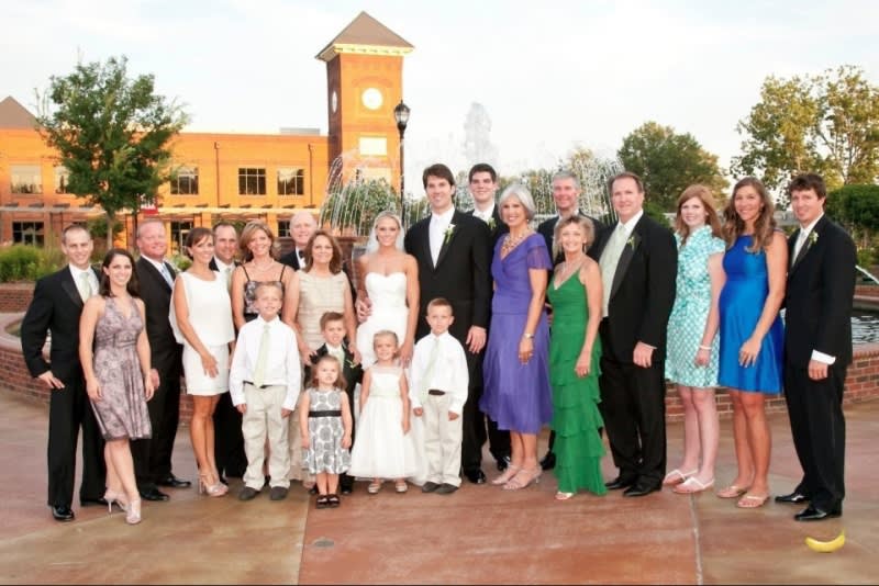 Jak funguje genetika - zleva široká rodina nevěsty, zprava ženichova
