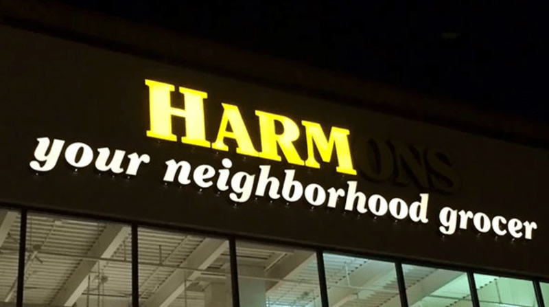 Z roztomilého sloganu firmy Harmons se rázem stal nápis "ubliž svému sousedskému prodavači." To by mohlo pár lidí asi zmást.