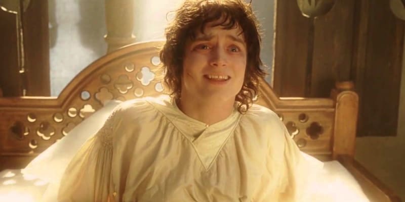 Pán prstenů: Společenstvo Prstenu (2001) - Scéna, ve které se Frodo probudí v posteli a všichni se pak něčemu hrozně smějou.