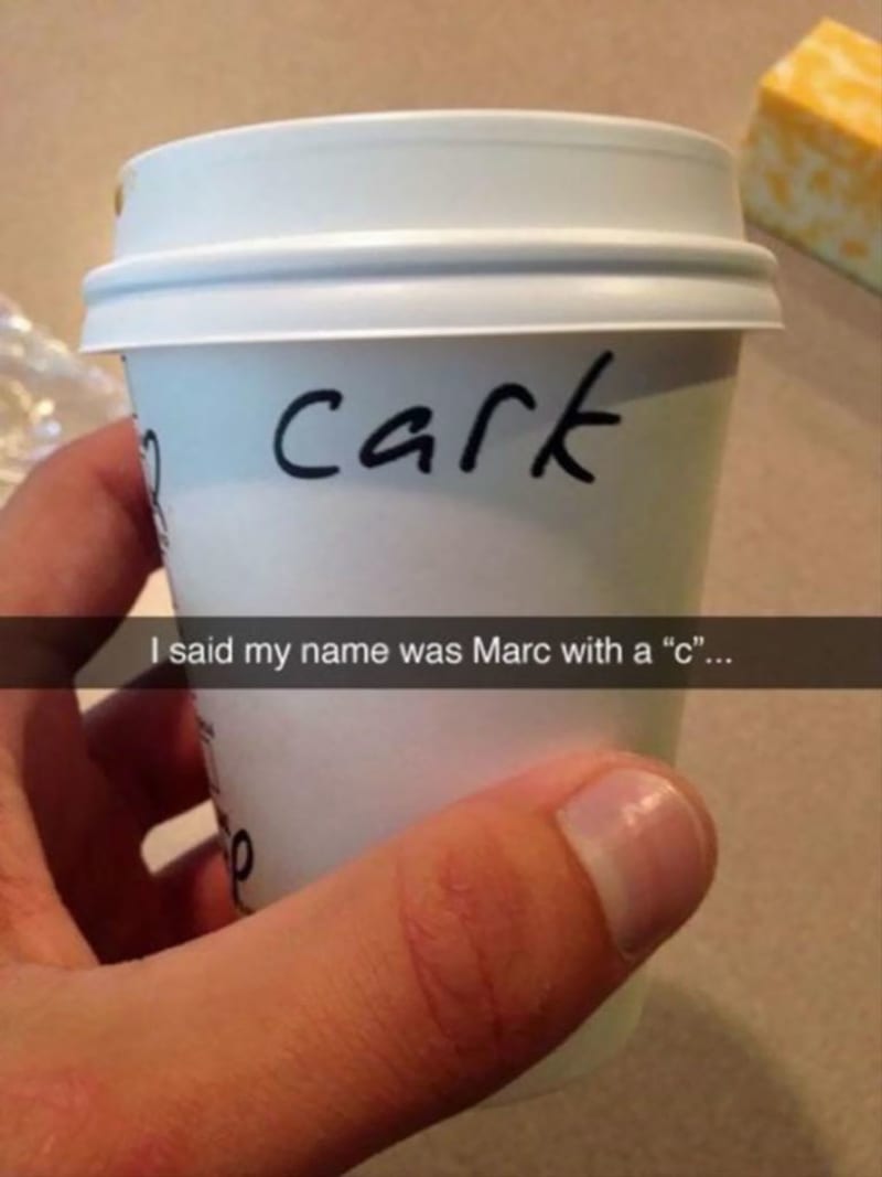 Chtěl, aby mu napsali na kelímek jméno Marc s "C" na konci místo "K". Baristé ze Starbucks to ale pochopili po svém.