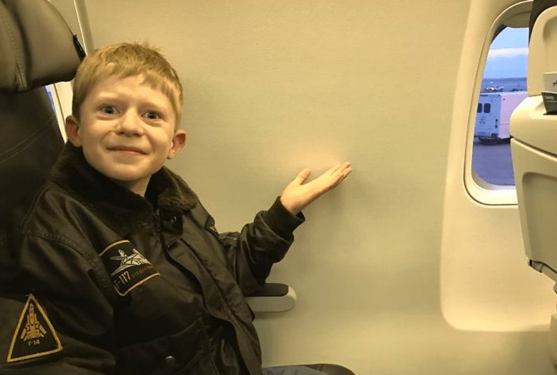 Když synovi na jeho první cestu letadlem rezervujete sedadlo u okna a...