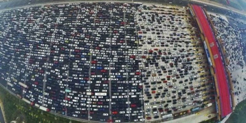 Fotka z největší zaznamenané dopravní zácpy v Číně – měřila 100 km a trvala deset dní
