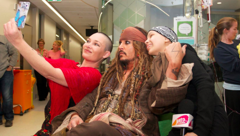 Johnny Depp dělá radost nemocným dětem - Obrázek 6