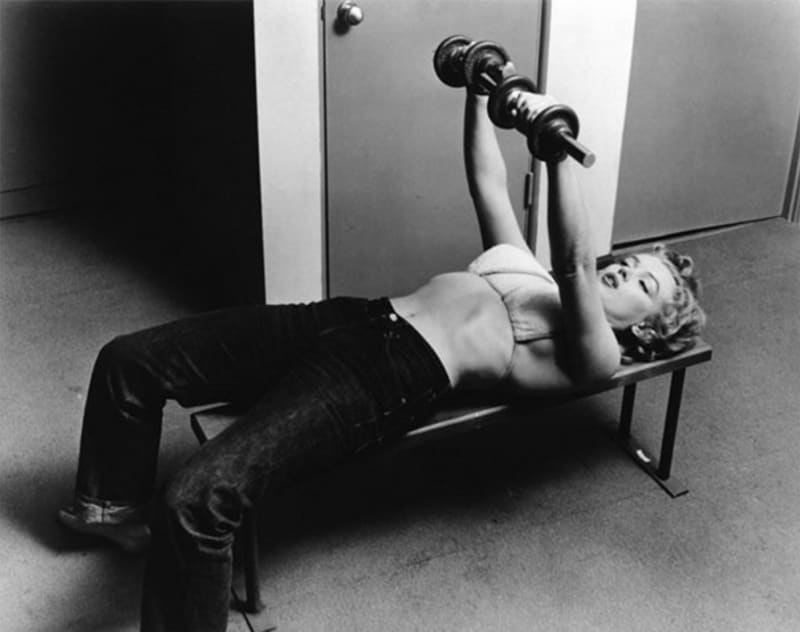 Šestadvacetiletá Marilyn Monroe si udržuje figuru (1952)