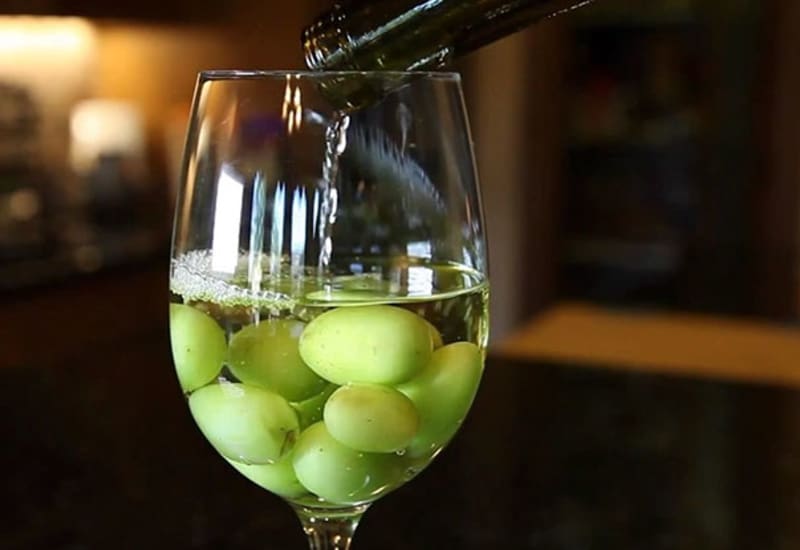 Zmrazené hrozny víno rychle vychladí a na rozdíl od kostek ledu ho nezředí.
