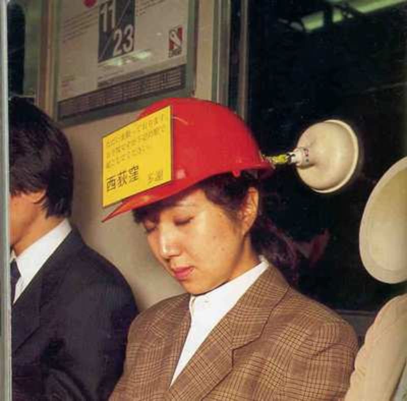 Zevlící helma - na čele žádost o vzbuzení na patřičné stanici