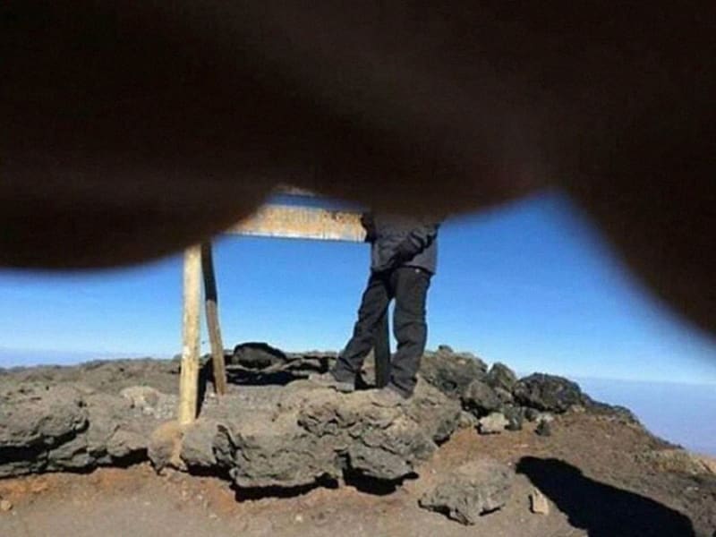 Trénoval, sedm dní putoval africkými horami, až vylezl na Kilimandžáro. Jeho parťák pořídil jedinou fotku, pak iPhone umřel kvůli mrazu -25 stupňů... Tohle je výsledek!