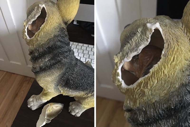 Rozbitá keramická socha psa po rozbití odhalila další keramickou sochu psa