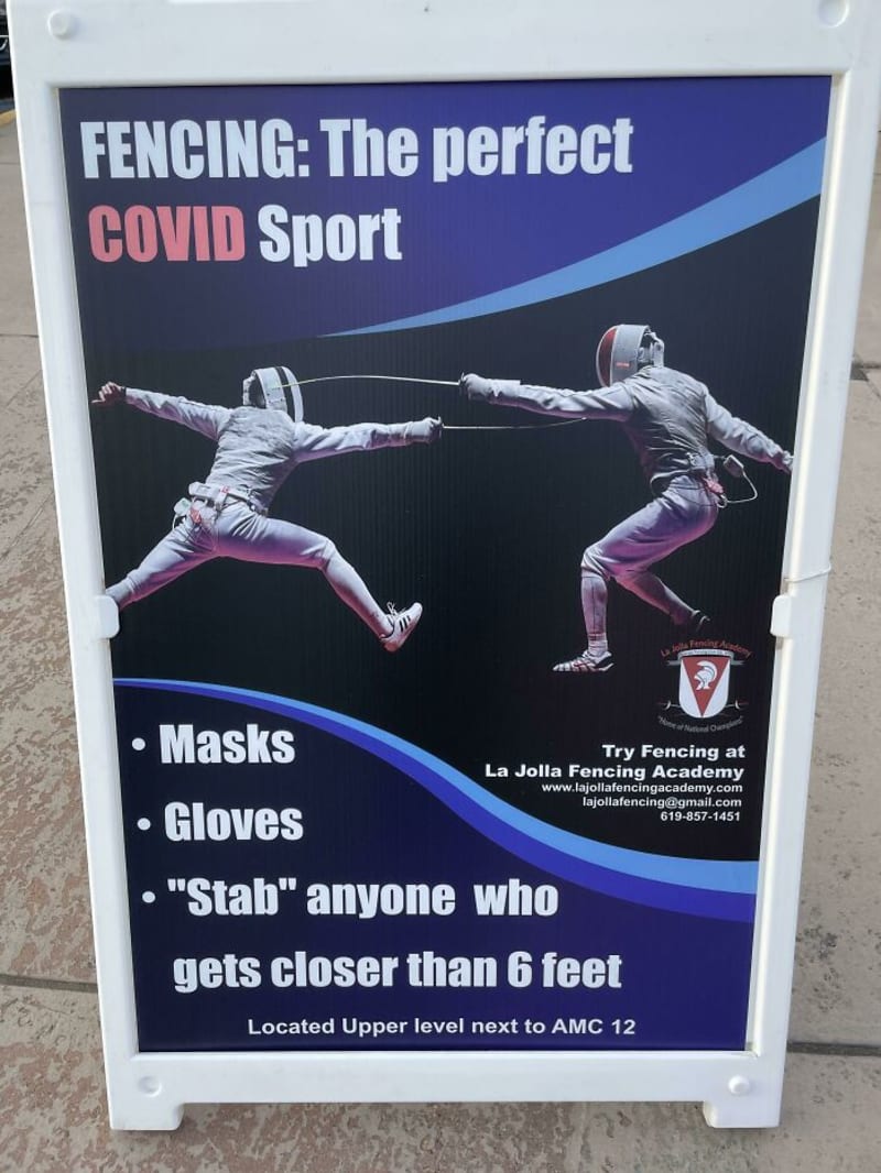 "Šermování, perfektní COVID sport; masky, rukavice, bodnutí každého, kdo se dostane blíž než 2 metry."
