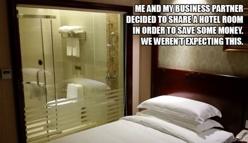 Rozhodl se s obchodním partnerem sdílet pokoj na hotelu, ale to ještě netušil, že ho tam čeká tohle