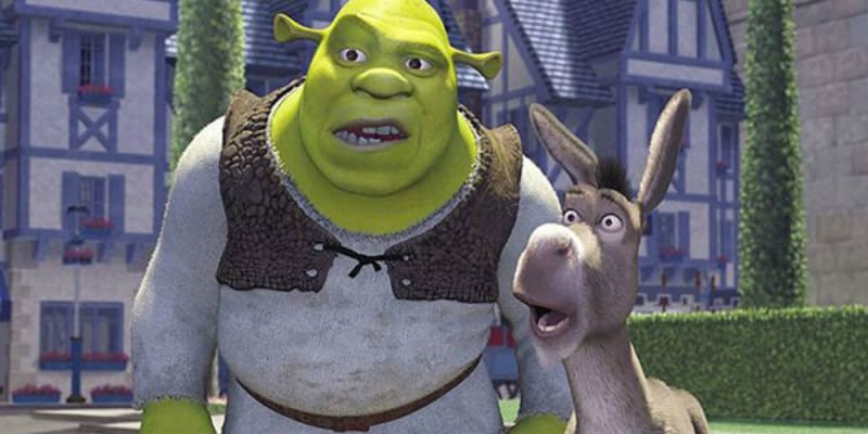 6) Shrek (2001) - Pamatujete, když přišel Shrek s Oslíkem poprvé do Farquaadova hradu? Shrek nejapně pobavil Oslíka, když prohlásil, jestli si tou velikostí Lord Farquaad něco nekompenzuje. Starší určitě tuší, na co asi Shrek narážel.