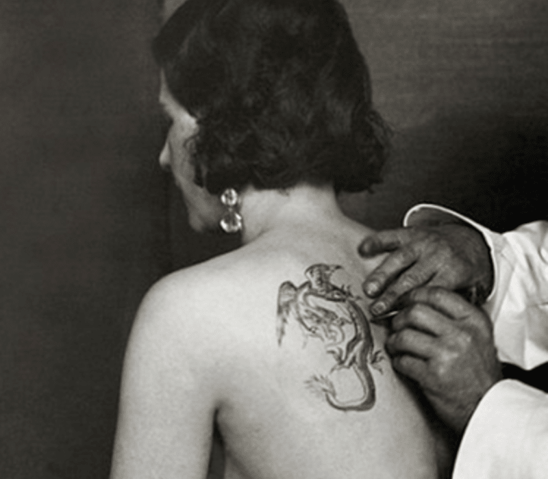 Dívka s dračím tetováním? Moderní už před 85 lety!