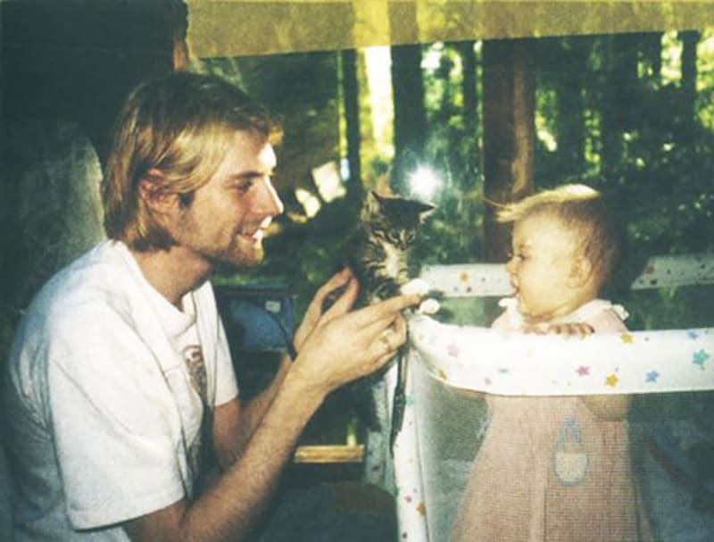 Kurt Cobain ukazuje kotě své dceři Frances (1993)