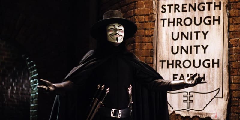 26) V jako Vendeta (2006) – Dystopické drama o mstiteli, jenž se musí v alternativní realitě postavit britským neofašistům. Vážně!