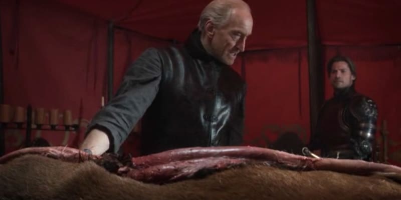 4) Scéna, při které si Tywin Lannister hraje na řezníka byla skutečná, žádné efekty! Ruce mu pak prý smrděly ještě několik dnů poté.