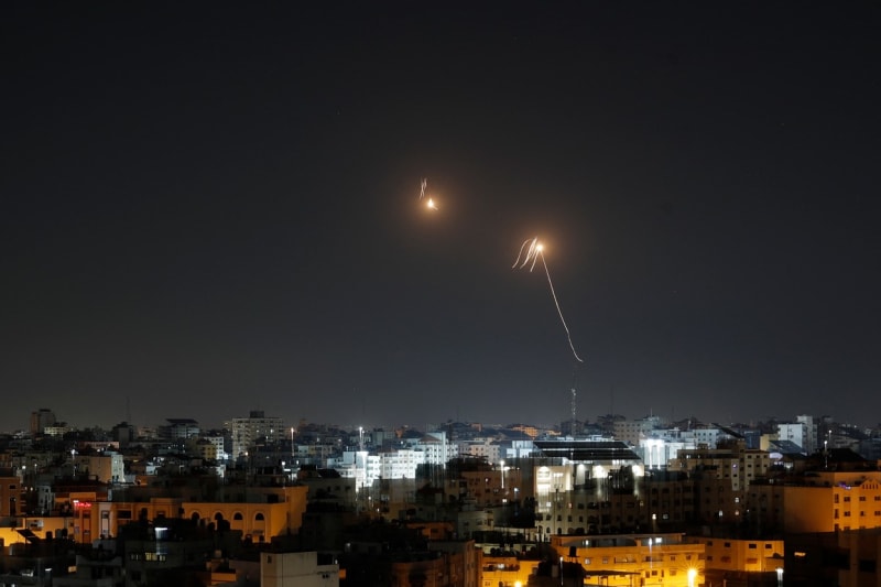 Po leteckých úderech v Pásmu Gazy dopadají rakety i na Libanon.