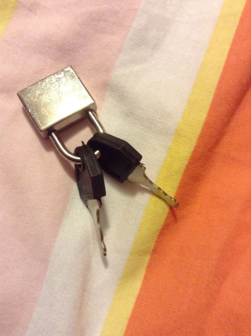 Přítelkyně nechtěla ztratit klíčky od zámku, tak je v něm zamkla
