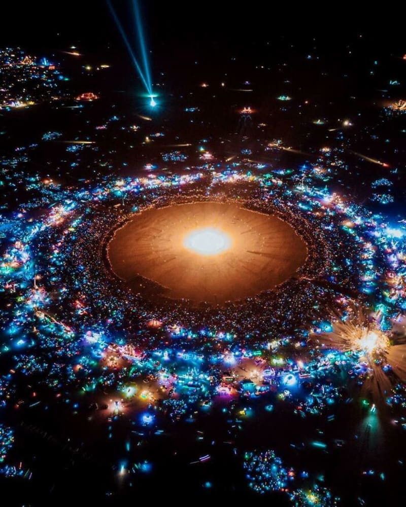 Letecký záběr festivalu Burning Man vypadá jak psychedelická galaxie