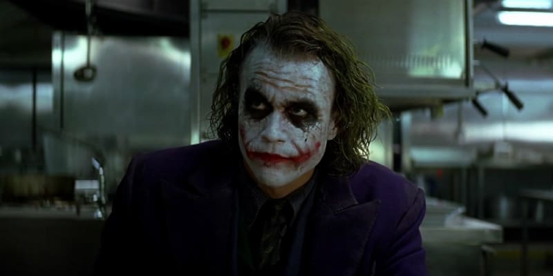 Temný rytíř - Druhý film o Batmanovi od Christophera Nolana přivádí hlavního hrdinu spíše do psychologické bitvy s chaotickým Jokerem. A jak nás tenhle film přesvědčil, cena za vítězství občas může být hodně vysoká.