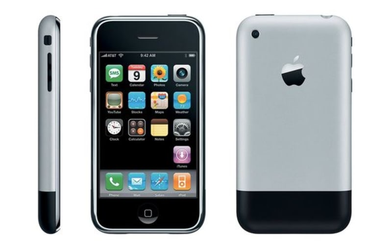 iPhone (2007) - přestože zdaleka nešlo o první dotykový telefon, znamenal v mnohém revoluci. Intuitivní multidotykové ovládání prsty, vyladěný operační systém, totální internetová konektivita atd.