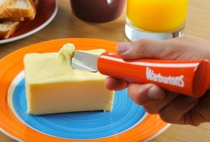 Nůž s integrovaným topením si poradí i s máslem zrovna vyndaným z lednice