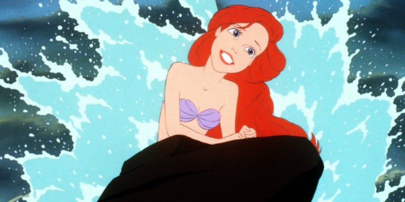 5) Malá mořská víla - V původním příběhu Ariel uzavře s čarodějnicí stejnou smlouvu, chůze ji však nesmírně bolí. I přes její bolestivý tanec si pak princ nakonec vybere jinou a Ariel umře. Jo, a Ariel bylo teprve patnáct!