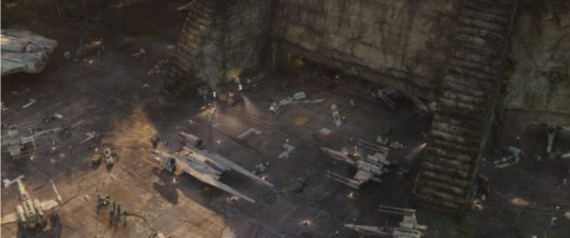 10) Loď Ghost - Tahle loď je vidět při finále, kdy Rebelům pomáhá v útoku na imperiální křižníky. Odkazuje na seriál Star Wars Povstalci.