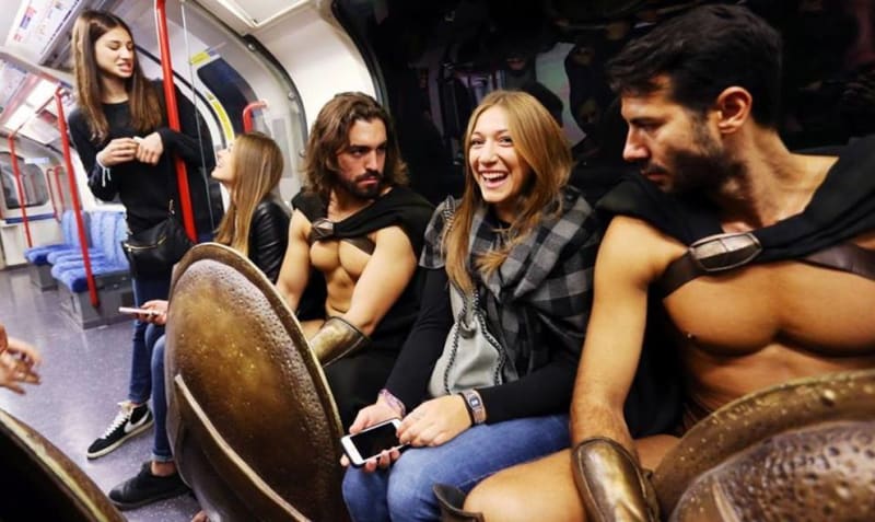 Nejlepší cosplay všech dob? Takhle ovládli londýnské metro polonazí Sparťané z 300! - Obrázek 7
