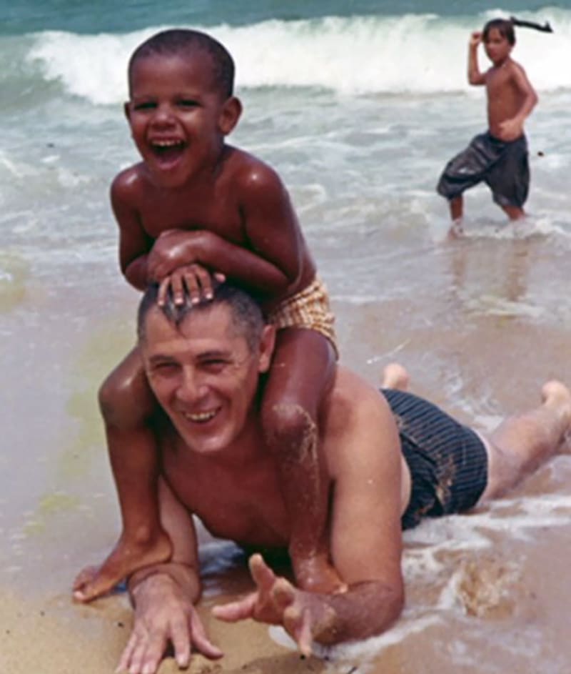 Čtyřletý Barack Obama na pláži se svým dědečkem