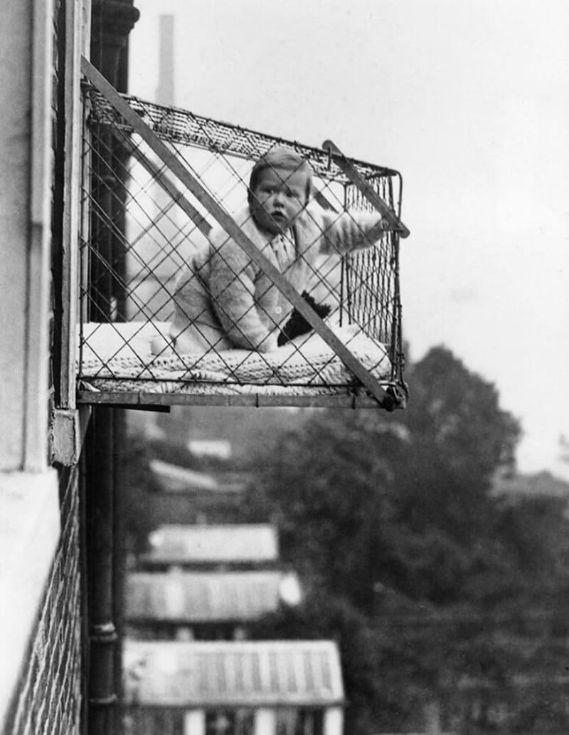 Prostě běžný způsob, jak se ve třicátých letech pouštěly děti na vzduch