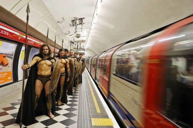 Nejlepší cosplay všech dob? Takhle ovládli londýnské metro polonazí Sparťané z 300! - Obrázek 5