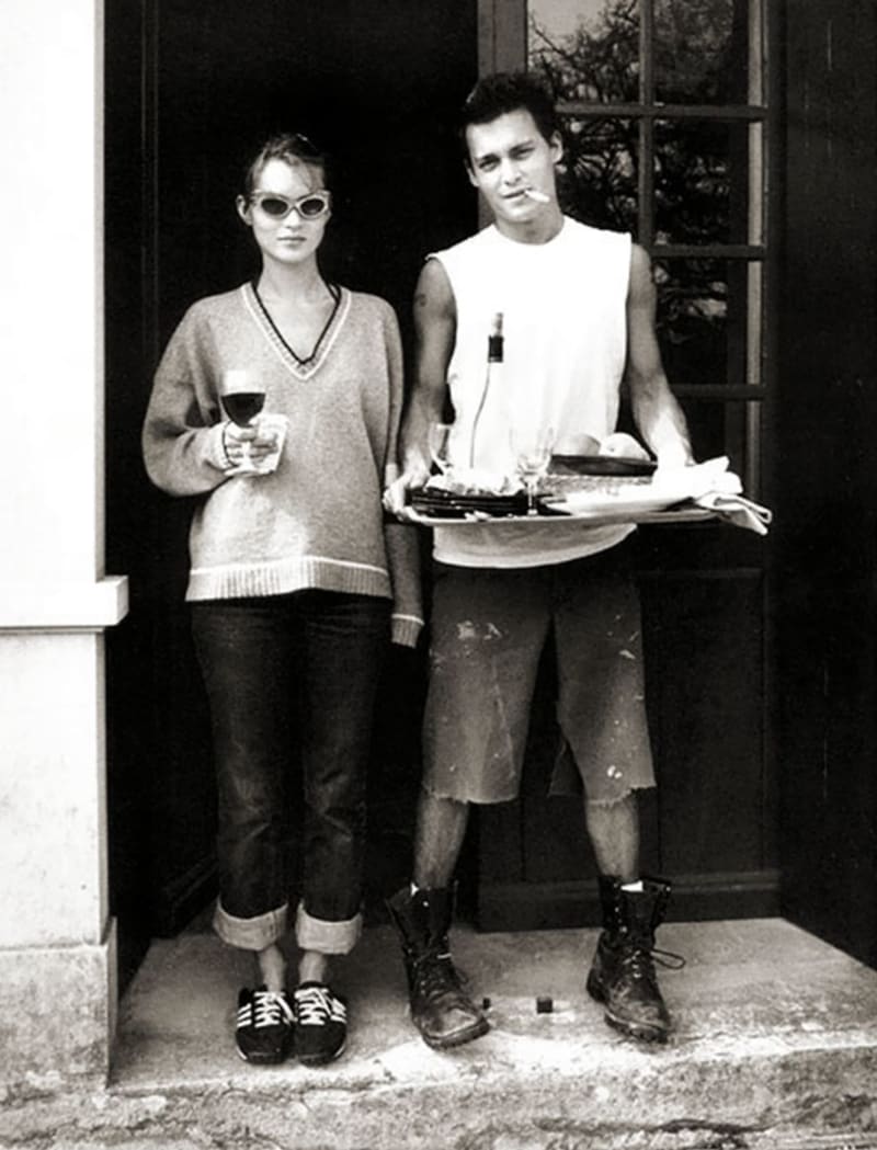 Kate Moss a Johnny Depp posnídali venku (1994)