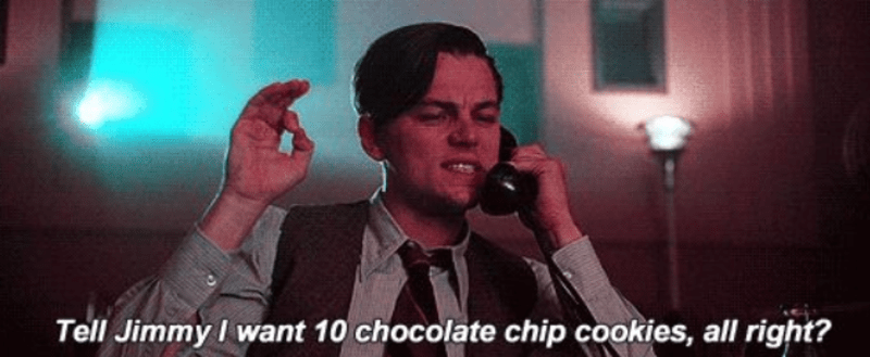 Ve filmu Aviator si postava Leonarda DiCapria objednává 10 čokoládových šušenek. Problém je, že ty se začaly péct až o dva roky později.