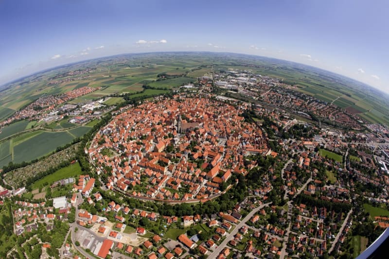 Bavorské město Nördlingen je postaveno uprostřed kráteru po meteoritu, který dopadl na Zem před 14 miliony let.