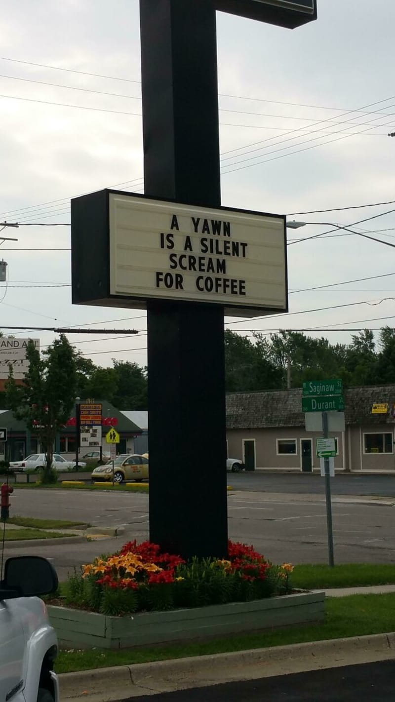 Před kavárnou - "Zívnutí je tichý výkřik, že potřebujete kávu"
