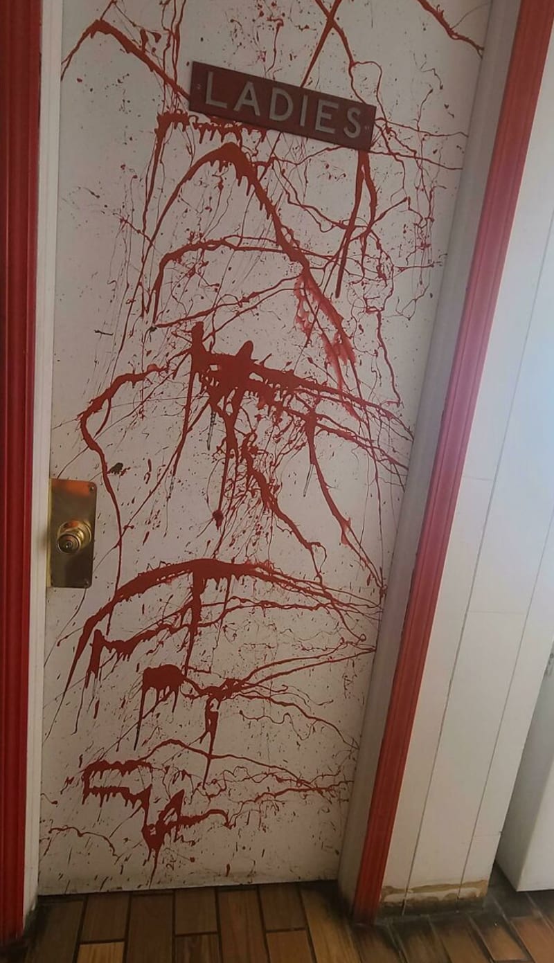 Rudé cákance na dveřích dámských toalet