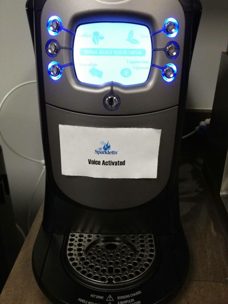 Když škodolibý kolega nalepí na nový automat na kávu - "Ovládáno hlasem"