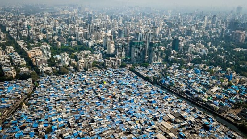 Hranice mezi chudými a bohatými v indické Bombaji