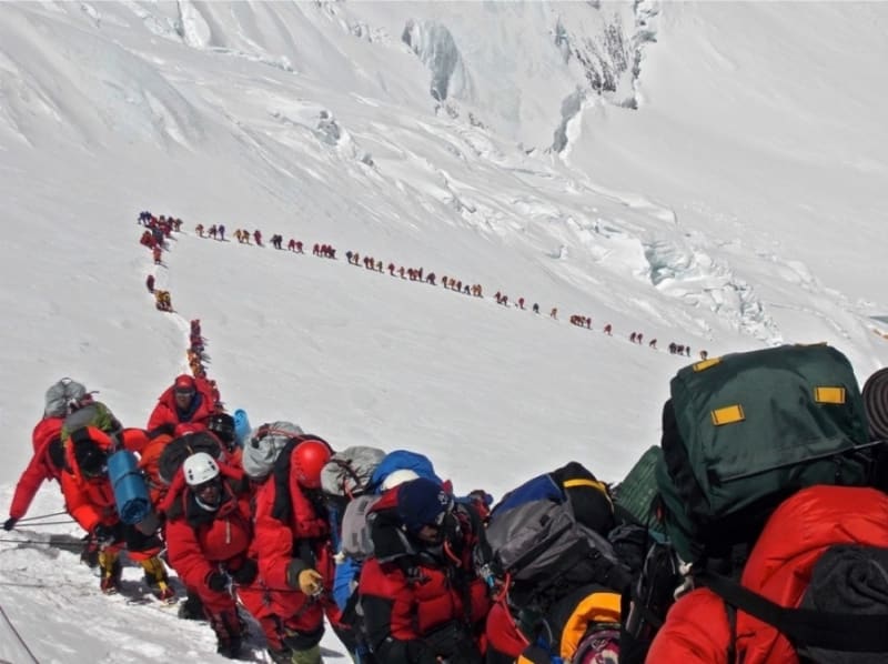 Lidé stoupající na Everest, květen 2013