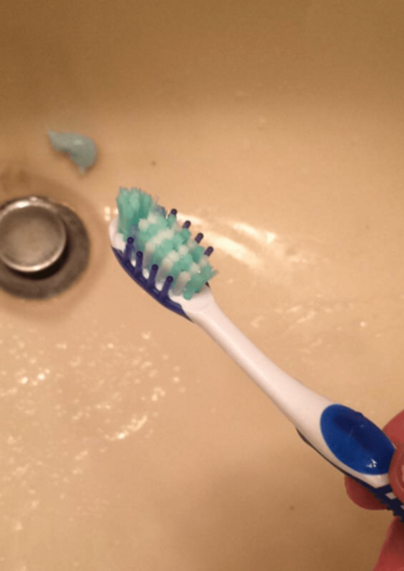 Když vám spadne zubní pasta z kartáčku