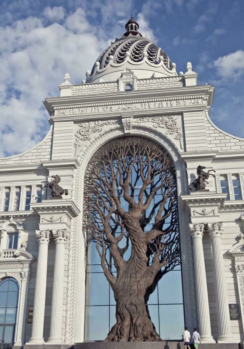 Obří kovový strom vestavěný do ruského Ministerstva zemědělství