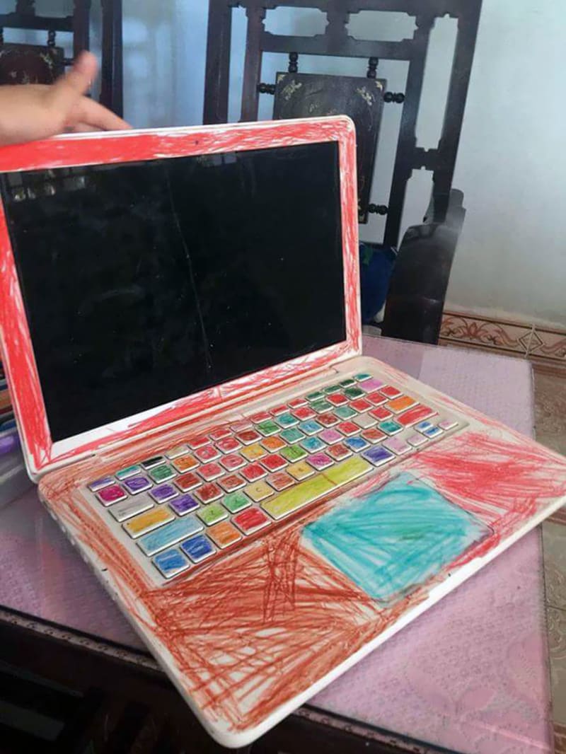 Nenechávejte laptop vedle dětí a pastelek
